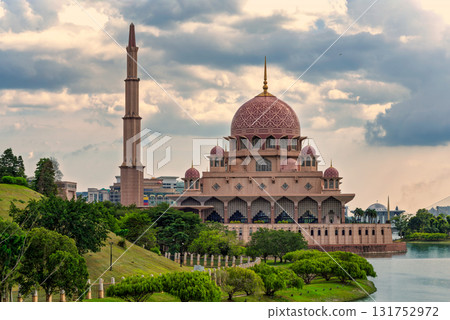 Putra Mosque, a prominent landmark with its pink dome and minaret, overlooking Putrajaya Lake in Putrajaya, Malaysia. Putra Mosque, a prominent landmark with its pink dome and minaret, overlooking Putrajaya Lake in Putrajaya, Malaysia. 131752972