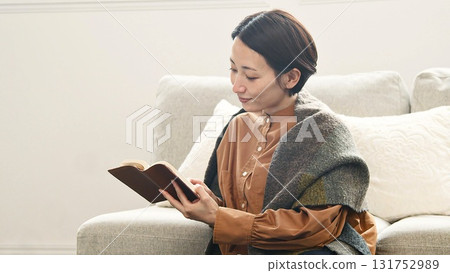 Image of a woman reading a book 131752989