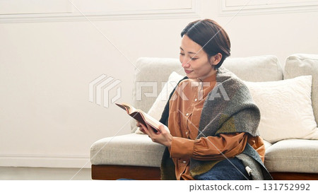 一位女士在讀書的形象 131752992