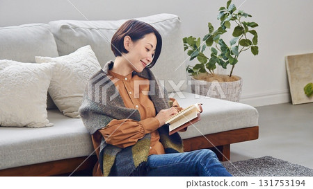 一位女士在讀書的形象 131753194