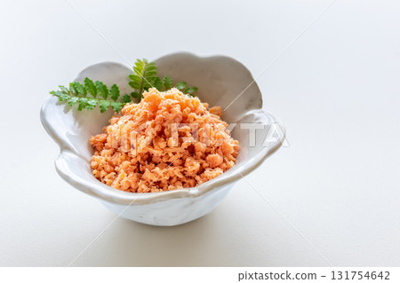 白色背景下的鮭魚片 131754642