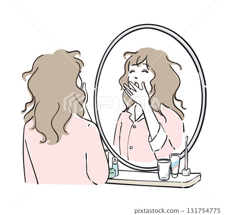 穿著睡衣的女人在鏡子前打哈欠 穿著睡衣的女人在鏡子前打哈欠 131754775