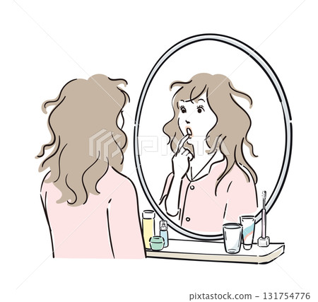 一位穿著睡衣的女士照鏡子時感到驚訝 一位穿著睡衣的女士照鏡子時感到驚訝 131754776