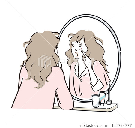 一位穿著睡衣的女士照鏡子時發現自己的皮膚很粗糙 131754777