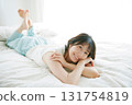 躺在床上的女人 131754819