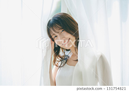 美女圖片：一位女士拉開窗簾 131754821