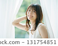 美女圖片：一位女士拉開窗簾 131754851