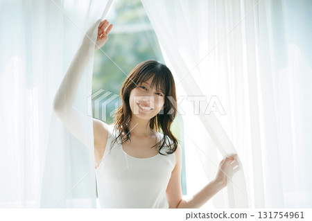 美女圖片:一位女士拉開窗簾 美女圖片:一位女士拉開窗簾 131754961