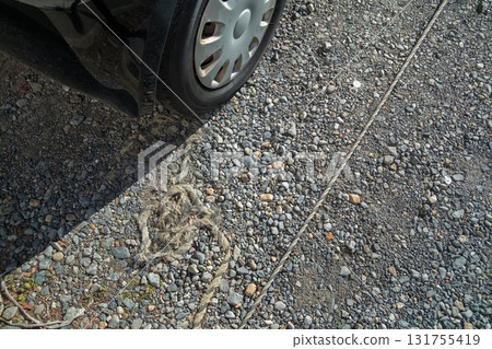 The traffic rope in the parking lot deteriorates and comes off. 131755419