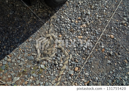 停車場的交通繩索老化、脫落。 停車場的交通繩索老化、脫落。 131755420