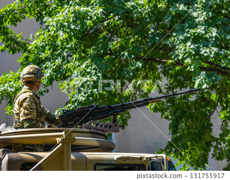 Soldier with machine gun in urban operation Soldier with machine gun in urban operation 131755917