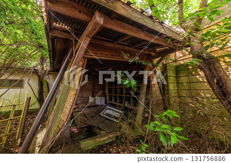 山中廢棄的飯店 131756886