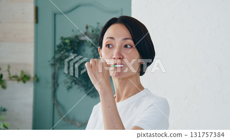 刷牙的女人形象 131757384