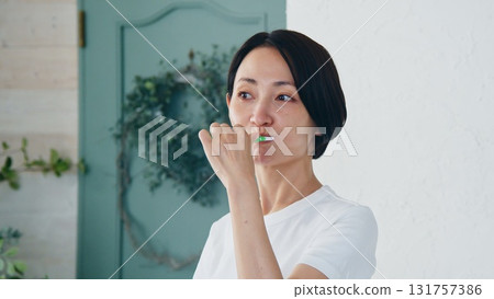 刷牙的女人形象 131757386