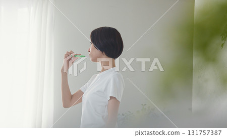 刷牙的女人形象 131757387
