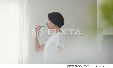 刷牙的女人形象 131757389