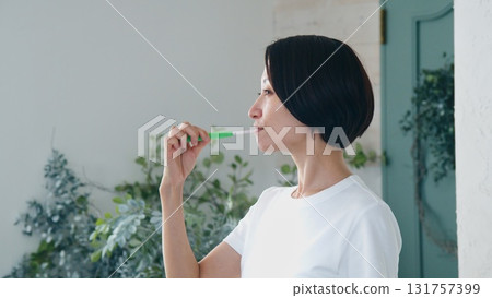 刷牙的女人形象 131757399