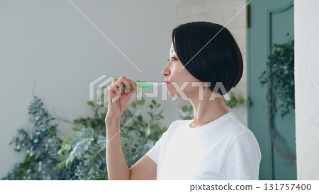 刷牙的女人形象 131757400