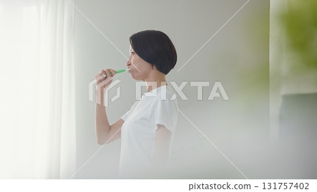 刷牙的女人形象 131757402