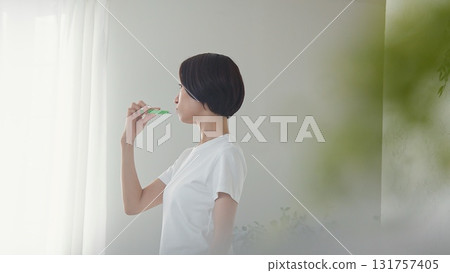 刷牙的女人形象 131757405