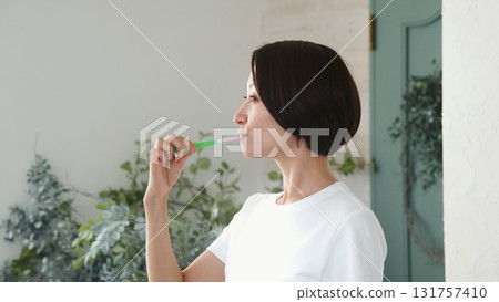 刷牙的女人形象 131757410