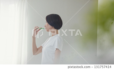 刷牙的女人形象 131757414