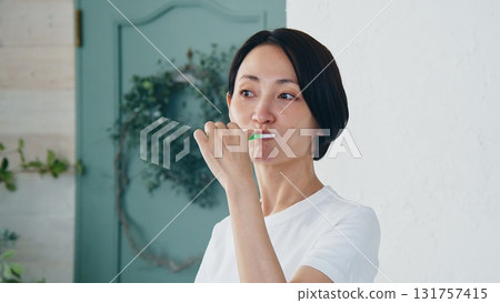 刷牙的女人形象 131757415