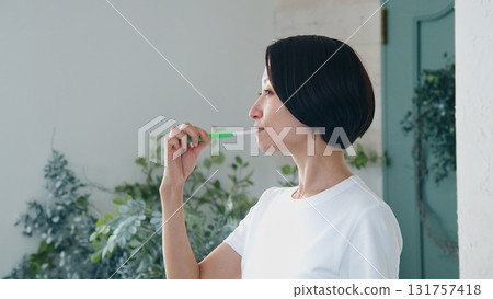 刷牙的女人形象 131757418