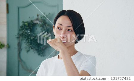 刷牙的女人形象 131757421