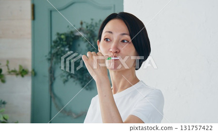 刷牙的女人形象 131757422