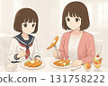 姊妹倆在餐廳吃炸蝦 131758222
