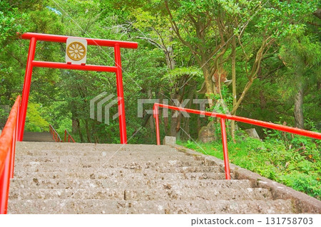 通往金山神社的紅色鳥居與石階（宮城縣丸森町） 131758703