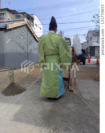 The back view of a Shinto priest performing a groundbreaking ceremony 131759855