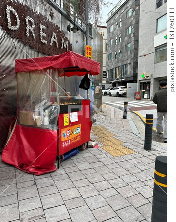 韓國街頭的鯽魚餅小吃攤 韓國街頭的鯽魚餅小吃攤 131760111