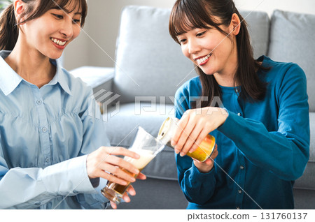 一個女人倒啤酒 131760137