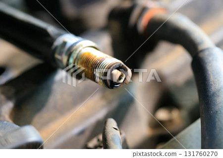Spark plugs for gasoline engines that are old and have expired will cause incomplete combustion in the engine, in soot and dirt. Changing spark plugs can maintain and extend the life of the engine 131760270