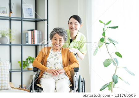 護理人員和坐輪椅的老年婦女 131760509