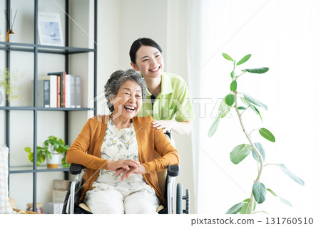 護理人員和坐輪椅的老年婦女 護理人員和坐輪椅的老年婦女 131760510