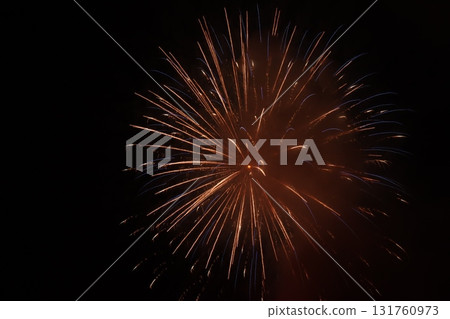 夜空中綻放的橙色和藍色煙火 夜空中綻放的橙色和藍色煙火 131760973