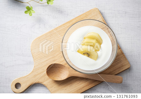 奇異果和原味優格 131761093