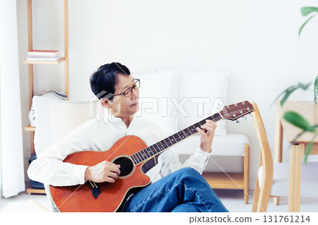 中年男子在客廳彈吉他 131761214