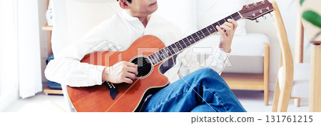 中年男子在客廳彈吉他 131761215