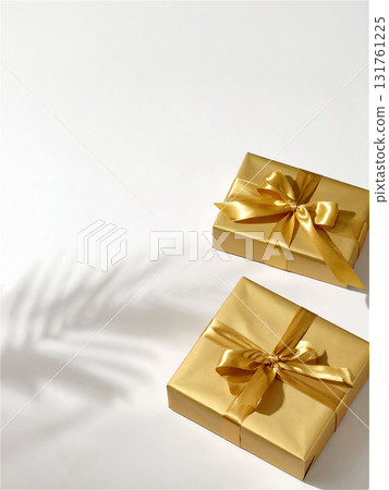 白色背景和葉影的金色絲帶禮盒3 131761225