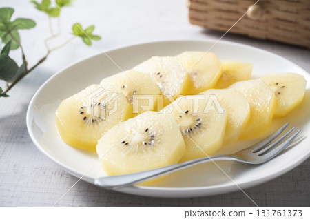 金色的獼猴桃 金色的獼猴桃 131761373