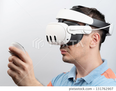 Man with vr goggles side view 131762907