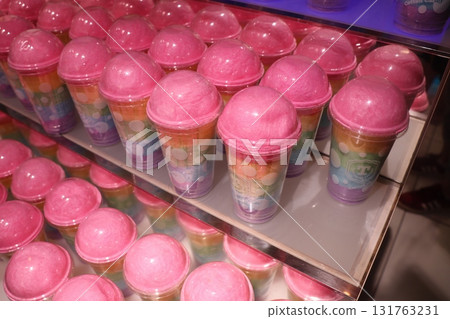 彩虹甜點杯和粉紅棉花糖圓頂,閃耀著彩虹般的色彩 彩虹甜點杯和粉紅棉花糖圓頂,閃耀著彩虹般的色彩 131763231