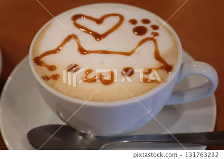 一杯可愛的拿鐵藝術卡布奇諾,上面漂浮著貓臉和心形 一杯可愛的拿鐵藝術卡布奇諾,上面漂浮著貓臉和心形 131763232