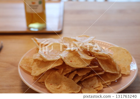木桌上堆放著酥脆的薯片 木桌上堆放著酥脆的薯片 131763240