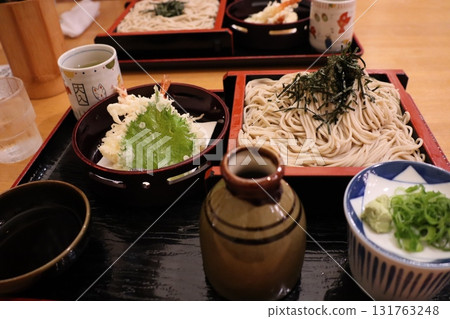 以漆器蕎麥麵和新鮮炸天婦羅為特色的傳統日本料理 以漆器蕎麥麵和新鮮炸天婦羅為特色的傳統日本料理 131763248