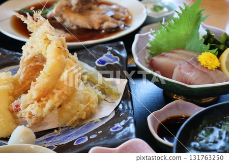 以色彩繽紛的生魚片和新鮮炸製的天婦羅為特色的日本料理 以色彩繽紛的生魚片和新鮮炸製的天婦羅為特色的日本料理 131763250